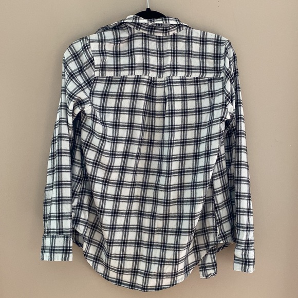 Black and white plaid Hollister cute flannel - Picture 3 of 3